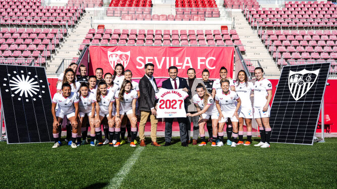 El Sevilla femenino posa con Del Nido Carrasco y el nuevo patrocinador.