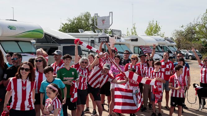 Un grupo de aficionados del Athletic desplazados a Sevilla en autocaravanas.