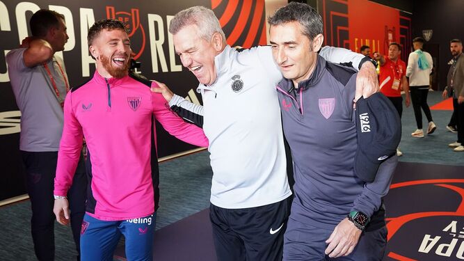 Muniain, Javier Aguirre y Ernesto Valverde bromean tras el posado ante la Copa del Rey.