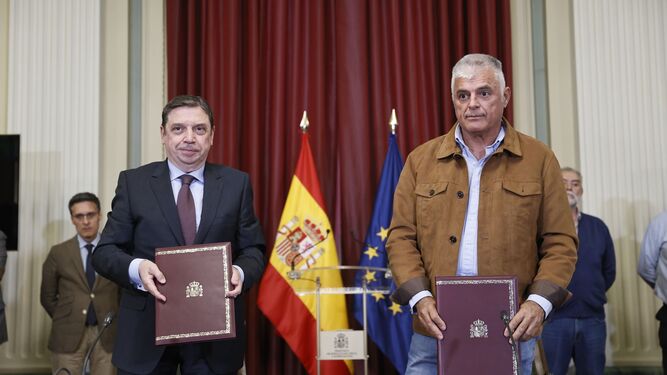 Luis Planas y el coordinador de Unión de Uniones, Luis Cortés, en la firma del acuerdo