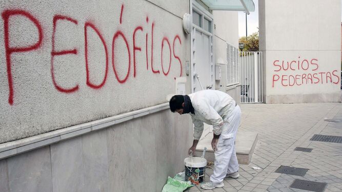 Un operario se dispone a borrar una pintada contra los pedófilos en una ciudad andaluza.