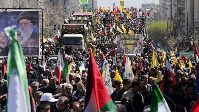 Miles de iraníes marchan por Teherán en el funeral de los guardias revolucionarios asesinados.