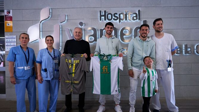 La Fundación del Real Betis entrega 'Las Batas Más Fuertes' para niños de hospitales sevillanos
