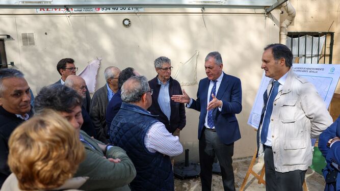 El alcalde conversa con vecinos de Palmete.