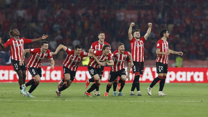 Los jugadores del Athletic se lanzan a celebrar el título tras el penalti decisivo de Berenguer.