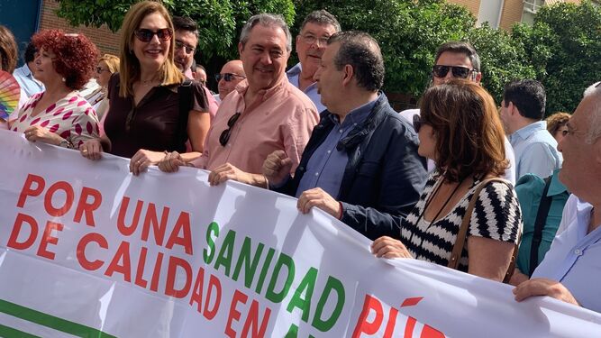 Juan Espadas y Javier Fernández, en la manifestación de este domingo en defensa de la sanidad pública.