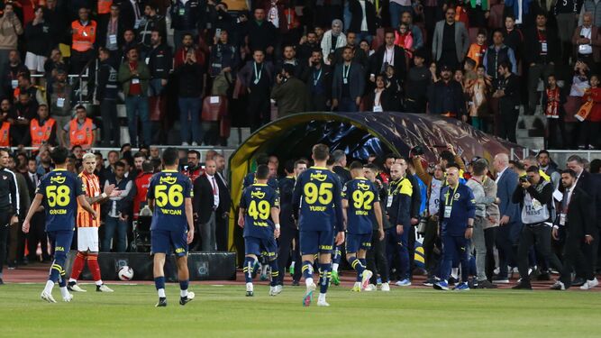 Escándalo en Turquía: el Fenerbahçe alinea a sub-19 en final de Supercopa turca y abandona el campo tras 1 minuto