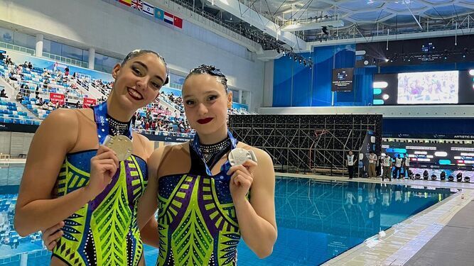 Aurora Lázaro, a la izquierda, y Rocío Calle lucen sus medallas en Pekín.