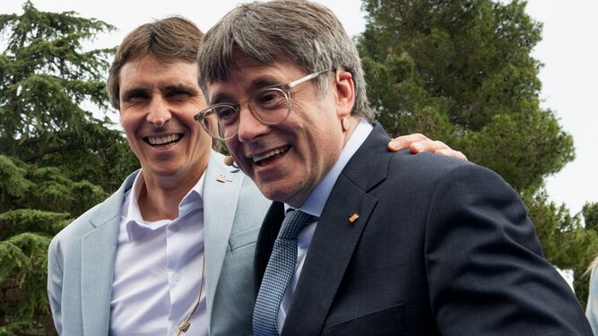 Carles Puigdemont, junto al candidato de Junts por Gerona, Salvador Vergés, el pasado sábado en Elna.