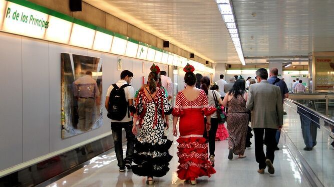 Personas que se dirigen a la Feria en Metro