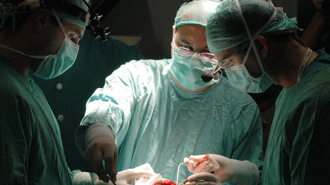 Cirujanos durante una intervención quirúrgica en un hospital sevillano.