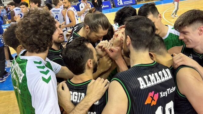 Los jugadores del Betis Baloncesto hacen una piña de celebración después de su reciente triunfo en Alicante.