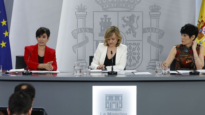 Isabel Rodríguez, ministra de Vivienda; Pilar Alegría, portavoz del Gobierno; y Elma Sáinz, ministra de Inclusión, en la rueda de prensa posterior al Consejo de Ministros
