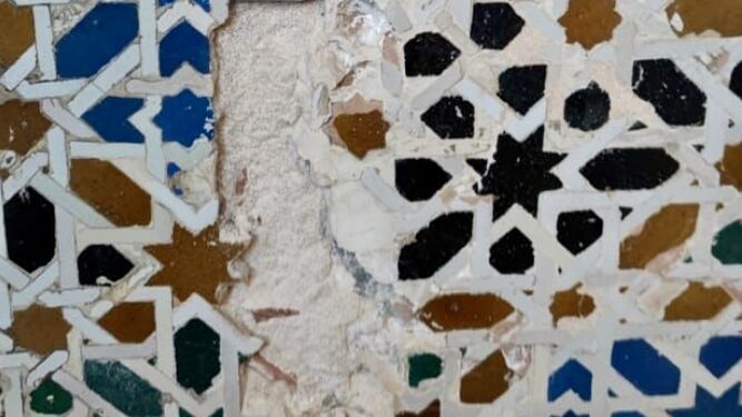Desconchón en la azulejería del Real Alcázar