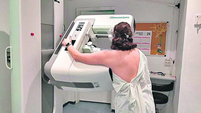 Una paciente junto a un nuevo mamógrafo en un centro del SAS, en una imagen de archivo.