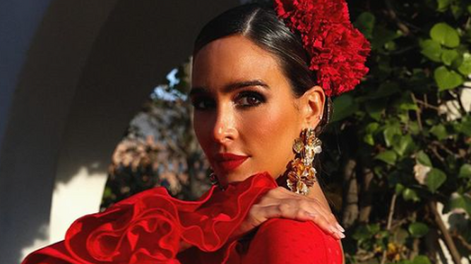 El vestido rojo de Zara que afina la cintura y que es la mejor alternativa al traje de flamenca esta Feria de Abril.