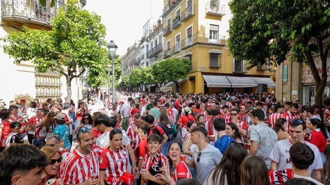 Aficionados del Athletic Club de Bilbao en el centro de Sevilla