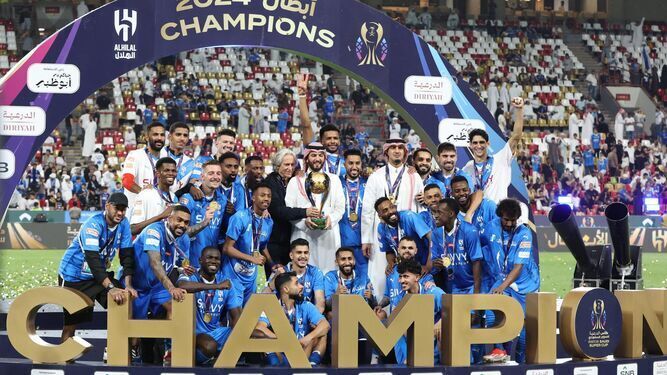 Los jugadores del Al Hilal, con Bono levantando el puño a la derecha, celebran el título de la Supercopa.