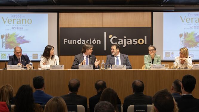 La Fundación Cajasol ha acogido la presentación de los Cursos de Verano de la UPO en Carmona 2024.