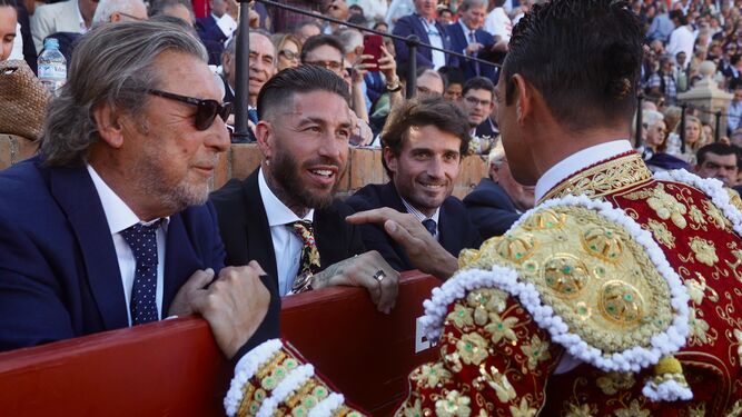 José María Manzanarres saluda a Sergio Ramos entre su padre José María y el torero Alfonso Cadaval.