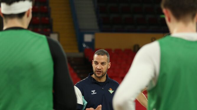Bruno Savignani da instrucciones a sus jugadores durante un entrenamiento del Betis Baloncesto en San Pablo.