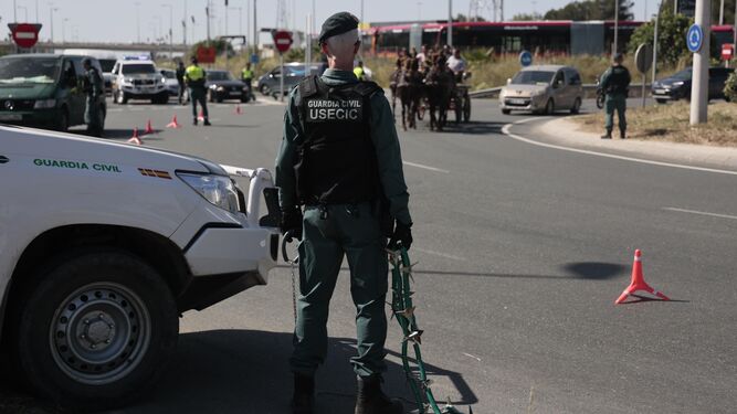 Control preventivo de seguridad y tráfico de la Guardia Civil en la carretera de la Esclusa.