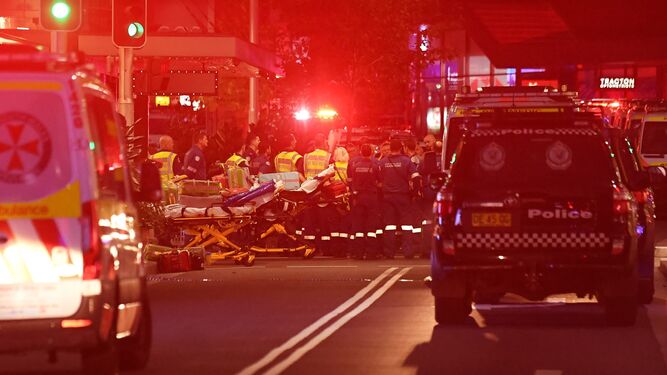 Servicios de emergencias en un centro comercial de Sidney donde se ha producido un apuñalamiento masivo.