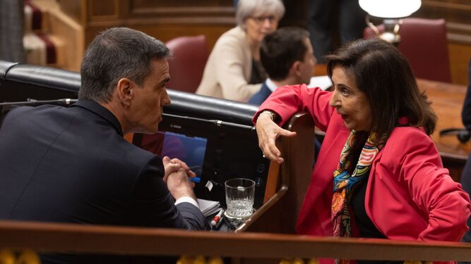El presidente, Pedro Sánchez, y la ministra de Defensa, Margarita Robles, durante una sesión plenaria en el Congreso.