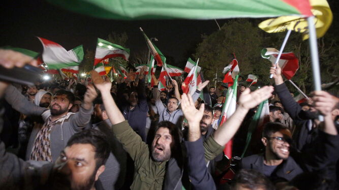 Los iraníes celebran el lanzamiento de drones contra Israel