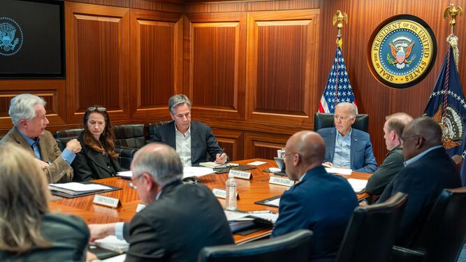 El presidente de EEUU, Joe Biden, reunido con su equipo.