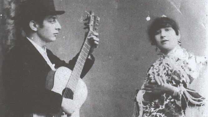 Paco de Lucena con una flamenca, en una imagen incluida en este libro.