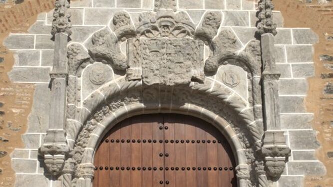 Puerta de poniente de la iglesia parroquial de San Martín, en Almonaster la Real.