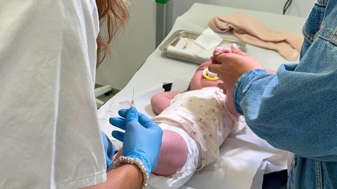 Un bebé recibe una vacuna.
