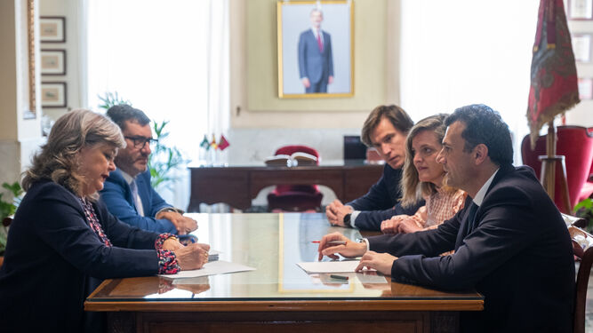Reunión mantenida este jueves entre la Subdelegada del Gobierno en Cádiz y el alcalde de la ciudad.