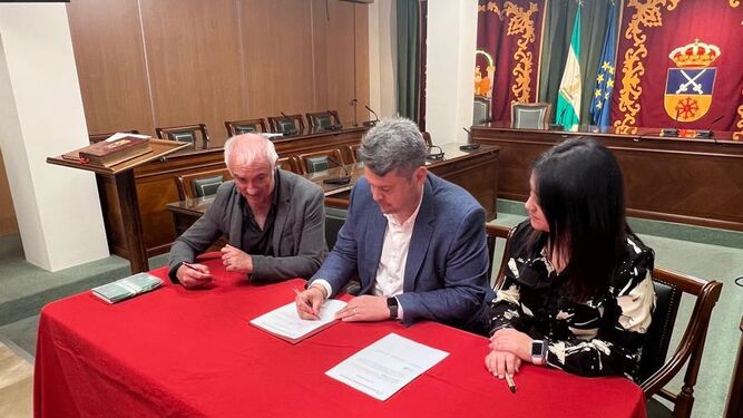 El alcalde Carlos Porcel, la portavoz de Maracena Conecta, Amabel Adarve, y el portavoz de Izquierda Unida, Antonio Segovia, firman el proceso estabilización en el Ayuntamiento de Maracena
