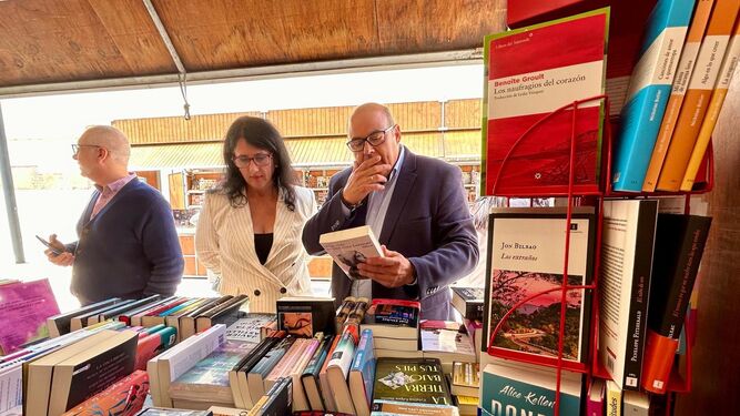 El alcalde de Vélez-Málaga, Jesús Lupiáñez, acompañado por la concejala de Cultura, Alicia Ramírez, en la Feria del Libro