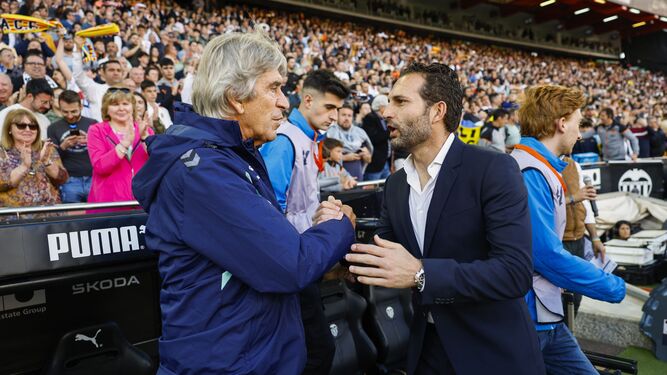 Manuel Pellegrini saluda a Rubén Varaja antes del inicio del encuentro en Mestalla.
