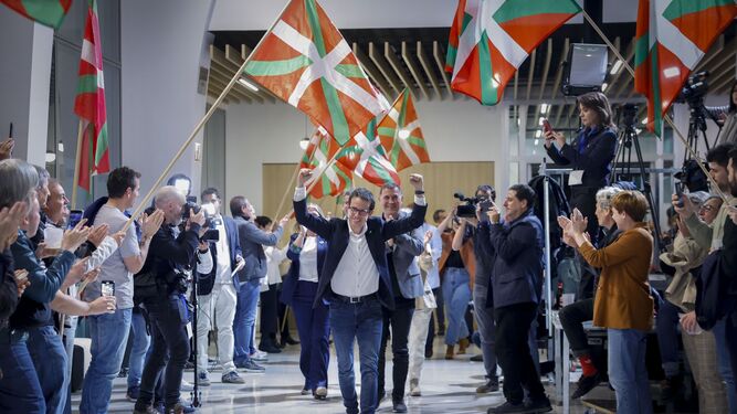 El candidato de Bildu, Pello Otxandiano, celebra los resultados en el Mercado del Ensanche en Bilbao.