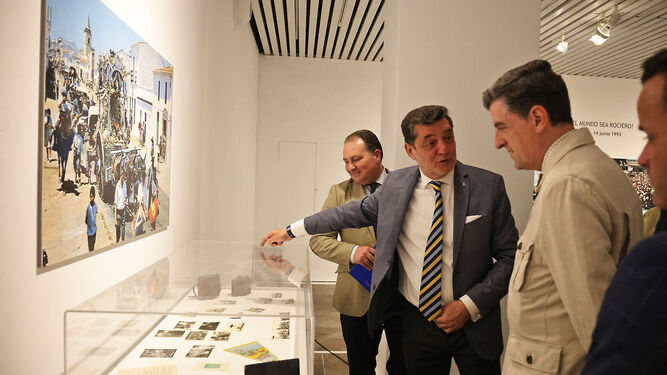 Eduardo Sugrañes muestra algunas de las postales al presidente de la Matriz, en presencia del presidenta de la Diputación.