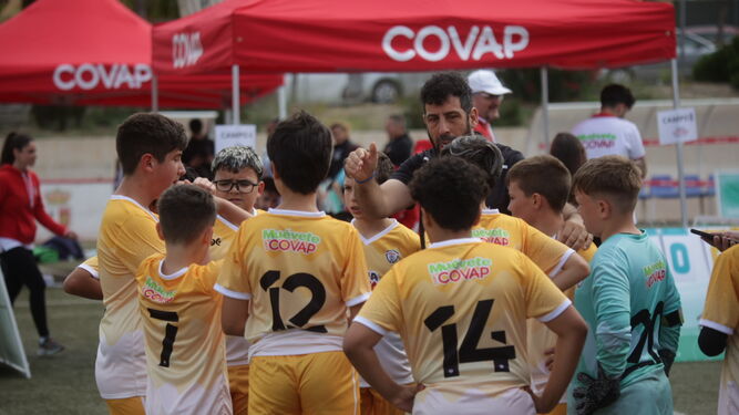 Un entrenador da órdenes a sus jugadores durante la Copa Covap.