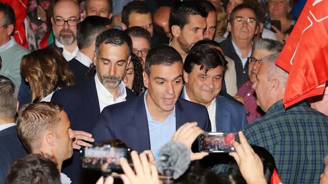 Gabriel Cruz junto a Pedro Sánchez en un mitin del presidente del Gobierno en Huelva en 2019.