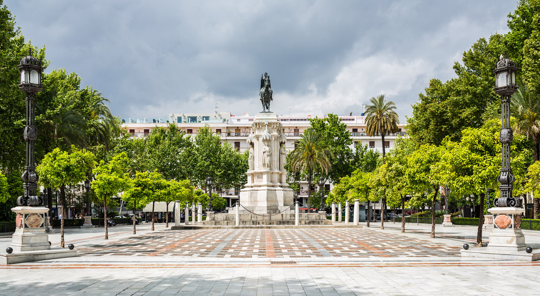 Plaza Nueva y el monumento a San Fernando.