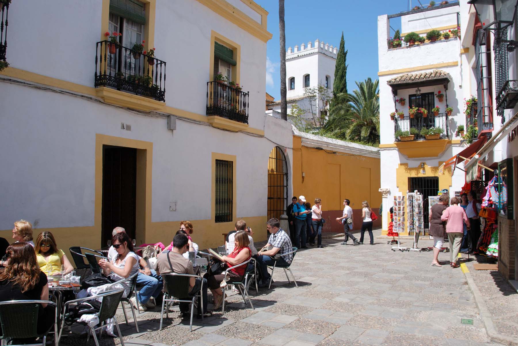 Turistas toman un aperitivo en el Barrio de Santa Cruz.